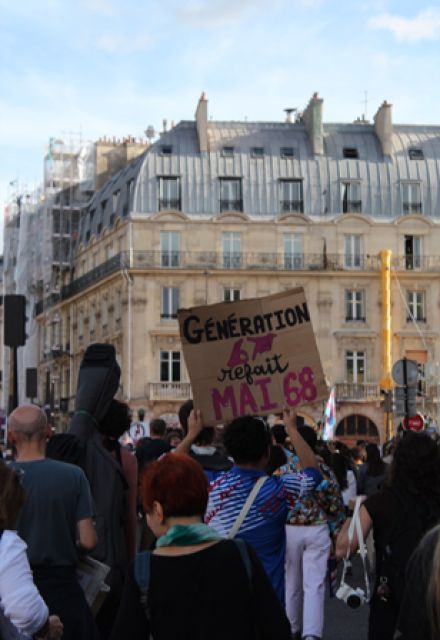 Pancarta en la que se lee “Generación 6 7 recrea Mayo 68” durante la manifestación el 13 de octubre.