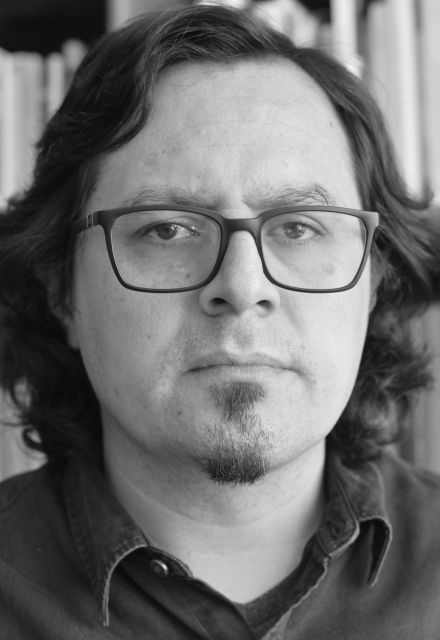 El escritor Alejandro Arteaga recibirá el Premio Xavier Villaurrutia de Escritores para Escritores 2025, en la Sala Manuel M. Ponce del Palacio de Bellas Artes.