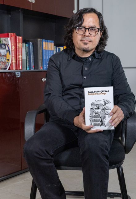 El escritor Alejandro Artega recibirá el Premio Xavier Villaurrutia de Escritores para Escritores 2025, en la Sala Manuel M. Ponce del Palacio de Bellas Artes.