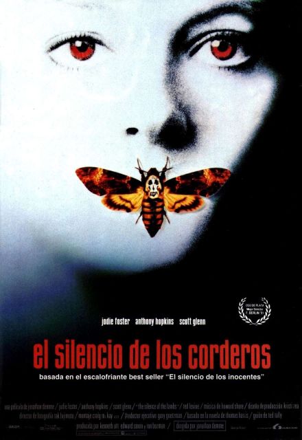 Cartel de El silencio de los inocentes con rostro de Jodie Foster, ojos rojos y una polilla con calavera sobre la boca.