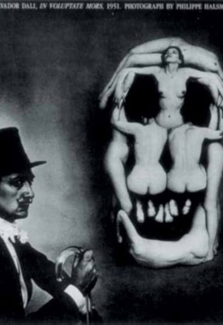 Salvador Dalí junto a siete mujeres desnudas que forman una calavera en In Voluptas Mors, fotografía de Philippe Halsman de 1951.