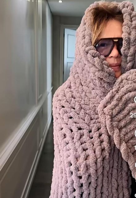 Yolanda Andrade muestra cobija que le tejió Thalía.