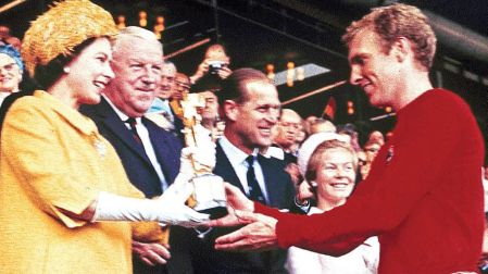 El 30 de junio de 1966, la monarca entregó la Copa del Mundo al capitán del equipo de futbol de Inglaterra, Bobby Moore. Foto: AP