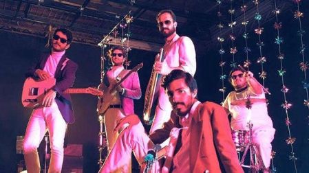 'No tenemos miedo, nos gusta el rock, el pop, nos gusta todo y no nos importa poner canciones de todos los géneros en un disco', dijo Santiago Casillas, líder de Little Jesus. (Cortesía Casete)