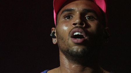 No es el primer escándalo que enfrenta Chris Brown. Foto: Especial