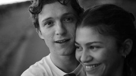 Tom Holland y Zendaya posan para una selfie.
