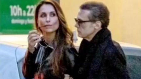 Paloma Cuevas mordiendo lentes junto a Luis Miguel