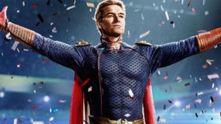 Homelander con brazos extendidos y papeles volando