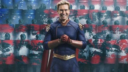 Homelander sonriendo con soldados atrás