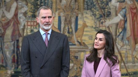 El Rey Felipe VI y la Reina Letizia participan en la reunión anual del Patronato del Instituto Cervantes en el Palacio Real de El Pardo, destacando el impacto del español en el mundo y su crecimiento en Estados Unidos.