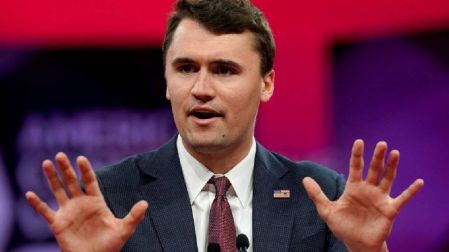 Charlie Kirk un férreo defensor de las armas en EU. Esto decía antes de ser baleado 
