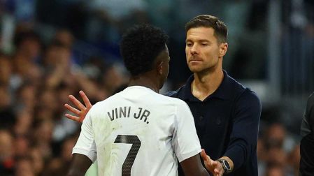 Xabi Alonso con Vinicius.