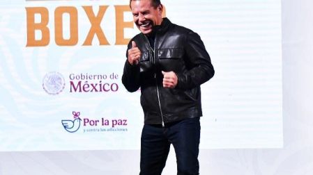 Julio César Chávez muestra sus movimientos de box
