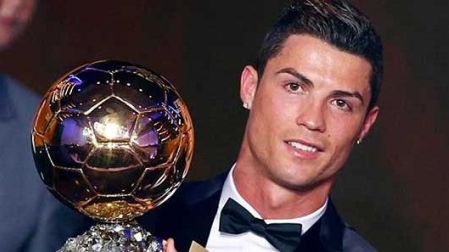 Cristiano Ronaldo con el Balón de Oro. (Foto: Reuters)