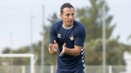 Andrés Guardado dirigiendo una práctica. (Foto de X: @RBetisCantera)