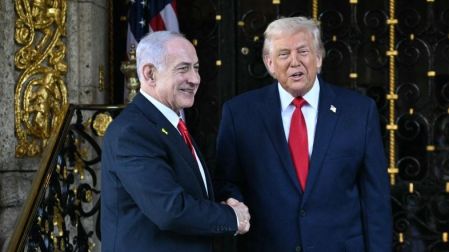 El presidente de Estados Unidos, Donald Trump (der.), saluda al primer ministro israelí, Benjamin Netanyahu (izq.)