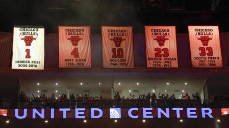 El jersey de Derrick Rose ya forma parte de la historia junto con el de Michael Jordan y otros destacados Bulls.