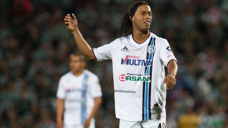 Ronaldinho fue insultado en las redes sociales.