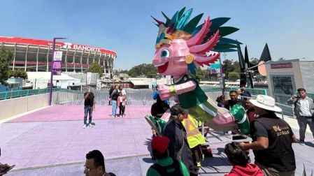 En las primeras horas de su colocación, el ajolote metálico gigante ya ha causado furor entre vecinos