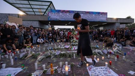 Fotógrafas y fotógrafos realizaron una vigilia el 6 de abril de 2025 a las afueras del Parque Bicentenario para rendir un homenaje a Berenice Giles y Miguel Ángel Hernández, quienes murieron durante el festival Axe Ceremonia.