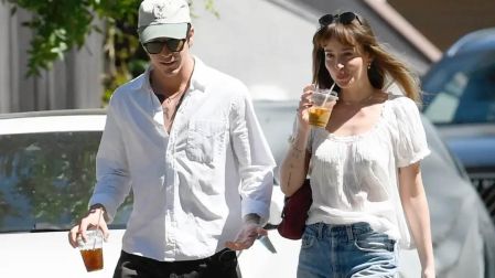 Dakota Johnson y Role Model paseando con Los Angeles