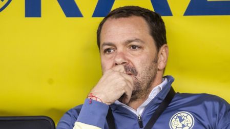 Santiago Baños arrancó su etapa en América como Auxiliar de Miguel Herrera.