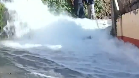 Mega fuga de agua inunda casas en Torres de Potrero