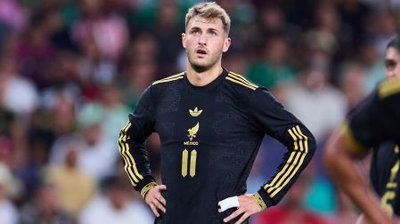 Santiago Gimenez recorre un complicado camino por la falta de gol