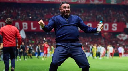Antonio Mohamed celebra efusivamente la clasificación de los Diablos Rojos a la final de la Copa de Campeones de Concacaf.