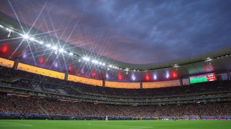 Panorámica del Estadio Akron durante el primer tiempo.
