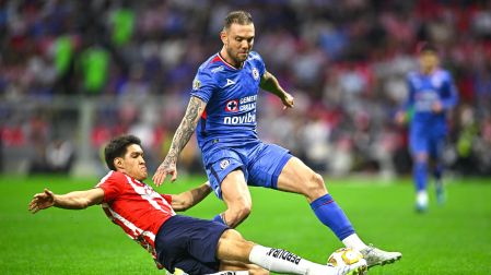 Cruz Azul y Chivas empatan al medio tiempo.