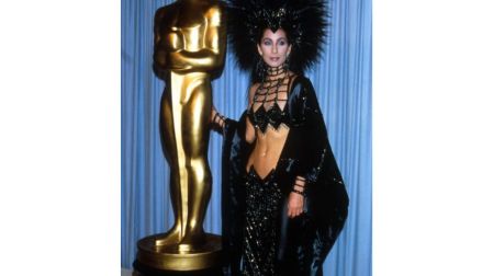 En los Oscar de 1988 impactó con un atrevido vestido negro y un tocado de plumas.