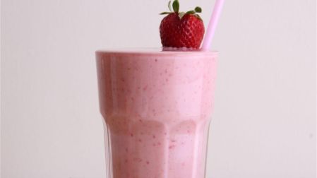 Licuado de granola con fresas para tener energía toda la mañana