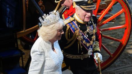 Carlos III continúa con tratamiento médico por cáncer.