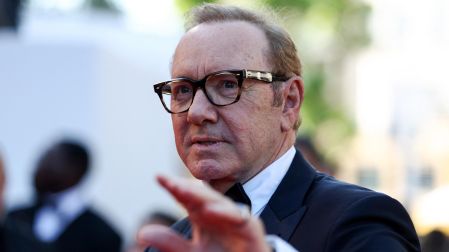 Kevin Spacey se mostró ecuánime en su reaparición pública en el Festival de Cannes.