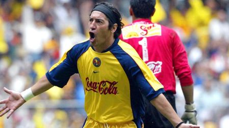 Iván Zamorano fue campeón con América en el Verano 2002, donde anotó en la Final ante Necaxa.