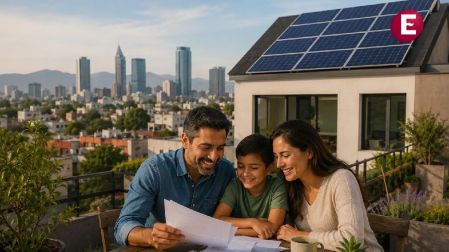 Familia revisa documentos en una vivienda con paneles solares en la Ciudad de México como símbolo de ahorro en predial y energía eléctrica