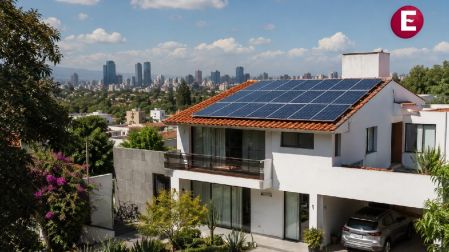 Casa en la Ciudad de México con paneles solares en el techo como parte de una iniciativa para obtener descuentos en el pago del predial