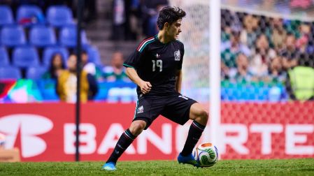 Gilberto Mora fue titular con México ante Ghana en el amistoso en Puebla frente a Ghana.