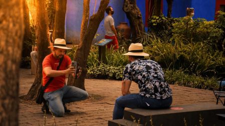 El recorrido contempla áreas como el jardín, el comedor familiar, la cocina con un toque tradicional mexicano y el estudio donde Kahlo realizó gran parte de su obra.