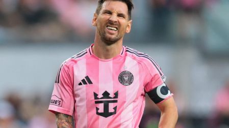 Lionel Messi ha dejado el partido de este domingo con una aparente lesión.