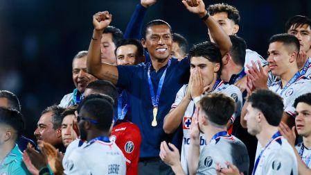 Joel Huiqui se quedará al frente del primer equipo de Cruz Azul tras su campeonato.