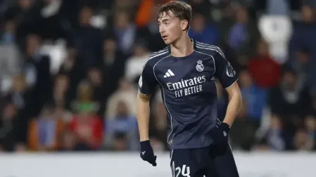 Huijsen en un partido con el Real Madrid