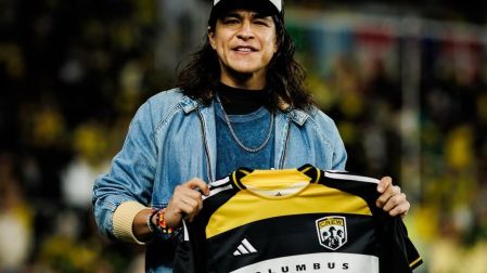 Cristo Fernández posando con la playera del Columbus Crew
