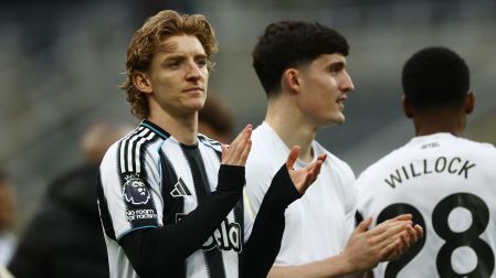 Anthony Gordon durante un partido con el Newcastle