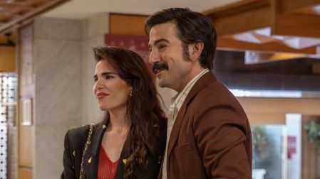 México 86. (L to R) Álvaro Guerrero as Guillermo Cañedo, Karla Souza as Susana Gómez-Mont, Diego Luna as Martín De La Torre in México 86. Cr. Carlos Somonte / Netflix ©2025