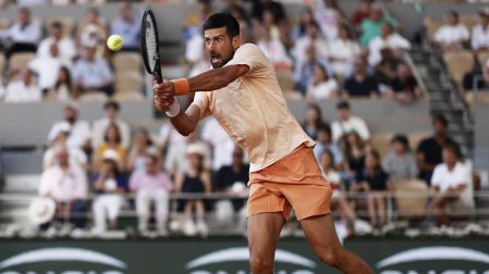 Djokovic durante su partido contra Valentin Royer en Roland Garros
