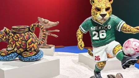 La exposición De ritos y tiros. Arte y patrimonio en la misma cancha se exhibe en el Museo de Arte de la SHCP, en Moneda 4, en el Centro Histórico.