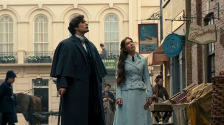 Henry Cavill regresa como Sherlock Holmes.