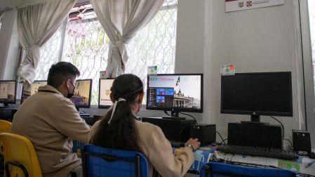 Alumnos de la escuela secundaria técnica número 78 en Azcapotzalco, acceden a internet gratuito como parte del Programa "Mejor Escuela".